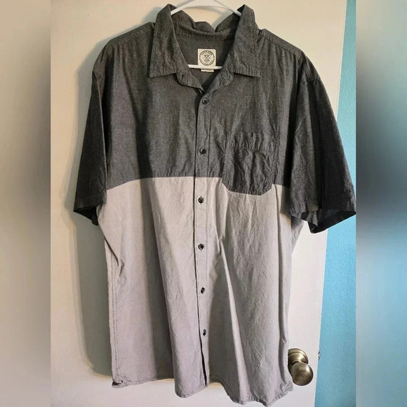 Voyager Grey Button Down Size XL - Picture 1 of 4
